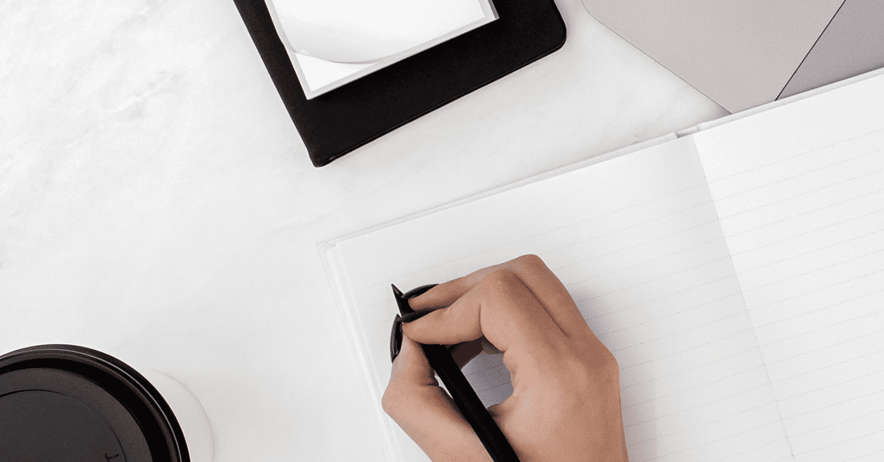 יד של אישה כותבת