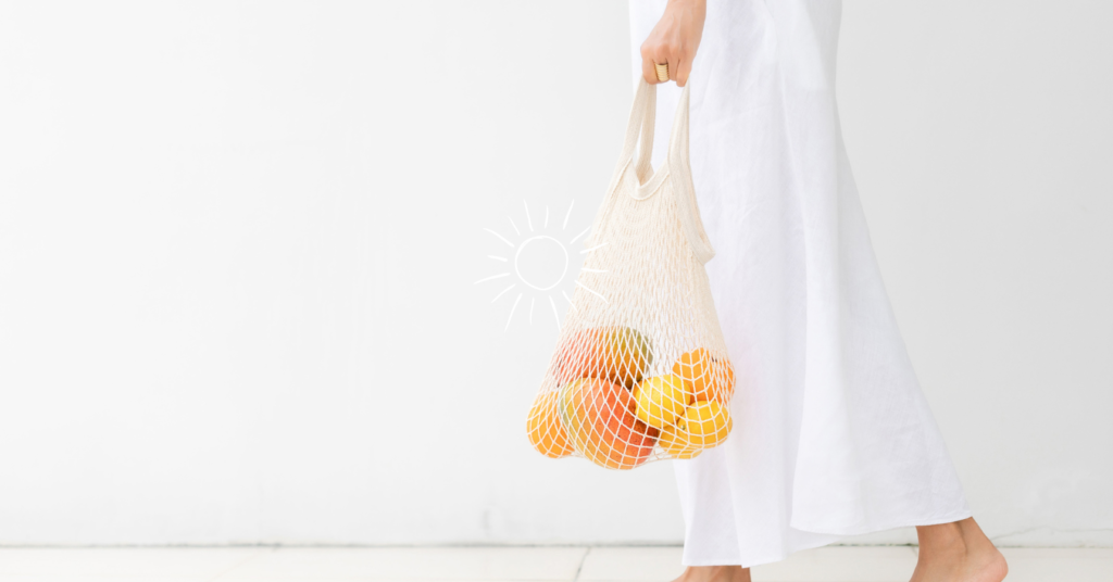 אישה מחזיקה סל עם פירות הדר